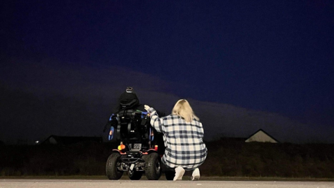 Leoni and her partner looking at the sky