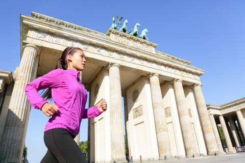 women running past the Brandenburg gate