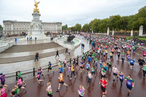 Runners in front of Buckingham Palace